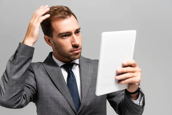 Homem Negócios Bonito Terno Olhando Para Tablet Digital Isolado Cinza — Fotografia de Stock