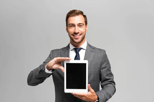 Stilig Och Leende Affärsman Kostym Håller Digital Tablett Isolerad Grå — Stockfoto