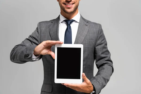 Recortado Vista Sonriente Hombre Negocios Traje Sosteniendo Tableta Digital Aislado — Foto de Stock