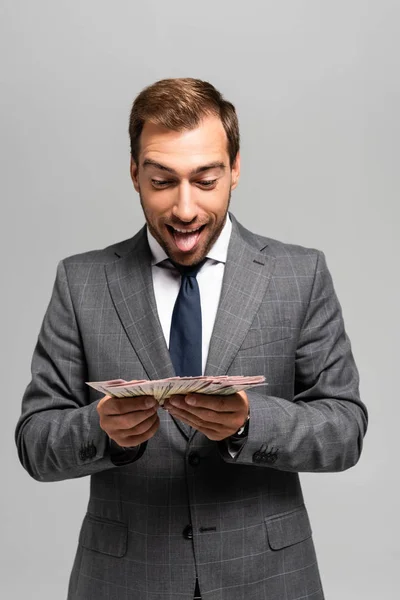 Bonito Sorridente Empresário Terno Segurando Notas Dólar Isolado Cinza — Fotografia de Stock