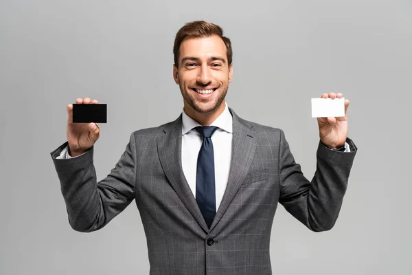 Όμορφος Και Χαμογελαστός Επιχειρηματίας Κοστούμι Κρατώντας Επαγγελματικές Κάρτες Που Απομονώνονται — Φωτογραφία Αρχείου