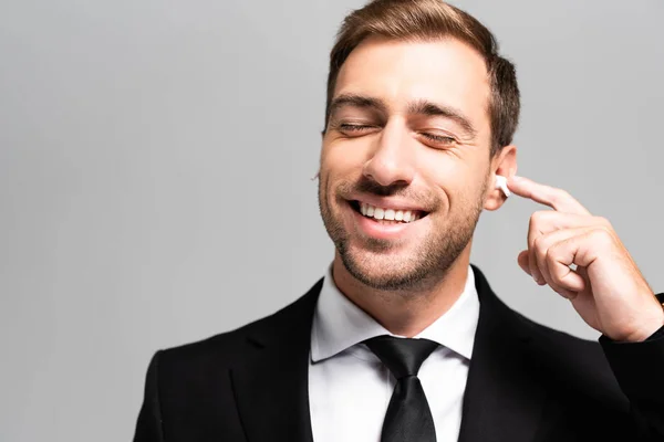 Guapo Sonriente Hombre Negocios Traje Escuchando Música Aislada Gris —  Fotos de Stock