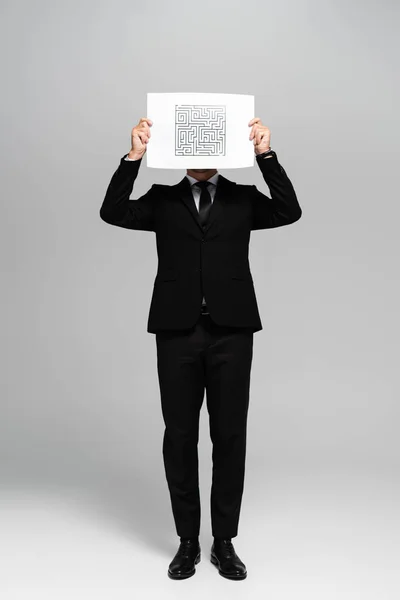 Geschäftsmann Verschleiert Gesicht Mit Papier Mit Labyrinth Auf Grauem Hintergrund — Stockfoto