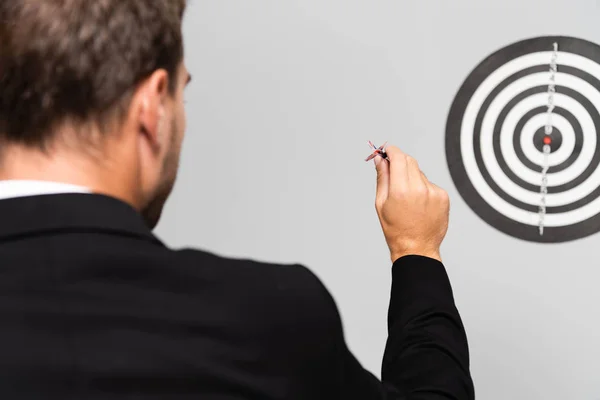 Achteraanzicht Van Zakenman Pak Spelen Darts Geïsoleerd Grijs — Stockfoto