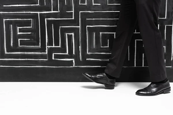 Vista Cortada Homem Negócios Desgaste Formal Andando Perto Labirinto — Fotografia de Stock