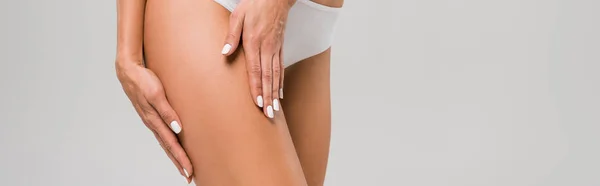 Обрізаний Вид Красивої Стрункої Жінки Нижній Білизні Торкаючись Ноги Ізольовано — стокове фото
