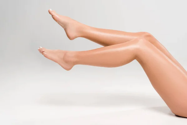 Обрезанный Вид Красивых Женских Ног Сером Фоне — стоковое фото