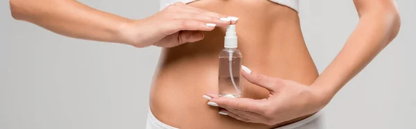 Bijgesneden Weergave Van Slanke Vrouw Ondergoed Houden Spray Fles Geïsoleerd — Stockfoto