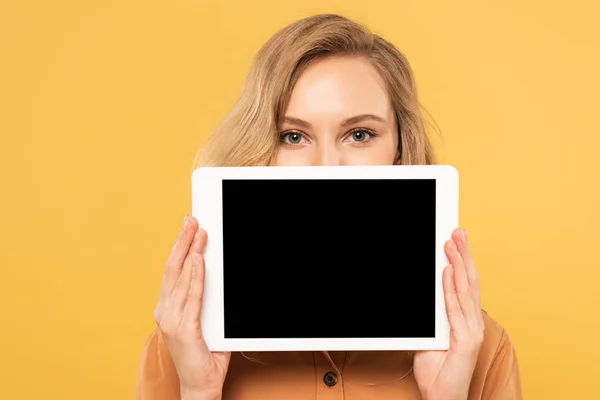 Блондинка Покрывает Лицо Цифровой Планшет Чистым Экраном Изолированным Желтом — стоковое фото