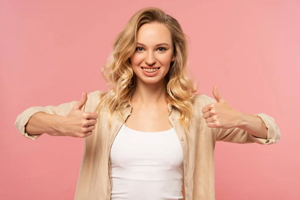 Sorrindo Mulher Loira Mostrando Polegares Para Cima Gesto Isolado Rosa — Fotografia de Stock