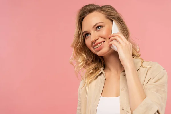 Sorrindo Mulher Loira Falando Smartphone Isolado Rosa — Fotografia de Stock