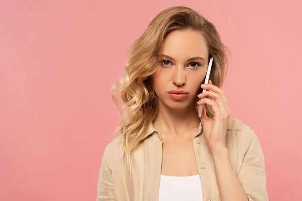 Mulher Loira Séria Falando Smartphone Isolado Rosa — Fotografia de Stock