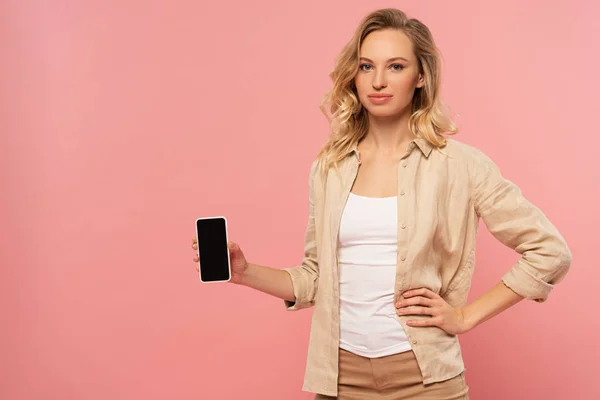 Attraktive Frau Hält Smartphone Mit Leerem Bildschirm Isoliert Auf Rosa — Stockfoto