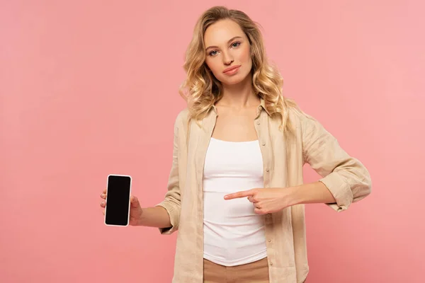 Mujer Señalando Con Dedo Teléfono Inteligente Con Pantalla Blanco Aislado — Foto de Stock