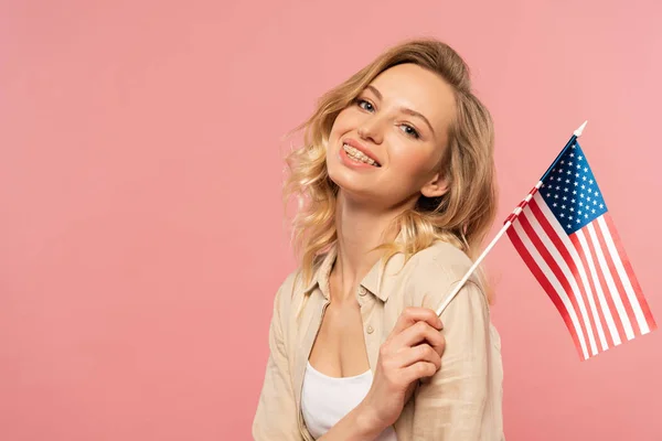 Glimlachende Jonge Vrouw Houden Amerikaanse Vlag Hand Geïsoleerd Roze — Stockfoto
