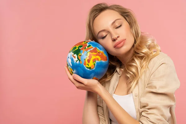 Mulher Loira Com Olhos Fechados Segurando Globo Isolado Rosa — Fotografia de Stock