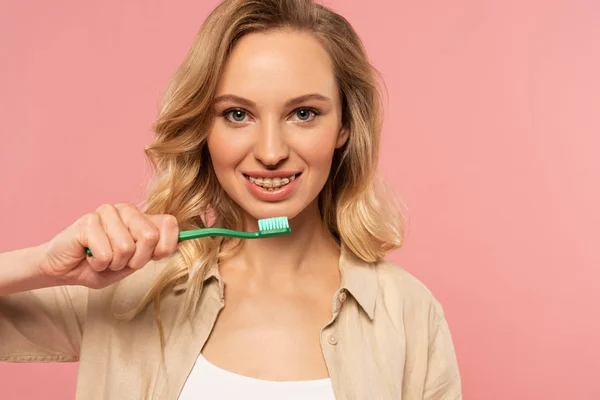 Mujer Rubia Sonriente Con Frenos Dentales Sosteniendo Cepillo Dientes Aislado — Foto de Stock