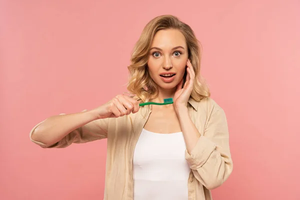 Shocked Blonde Woman Holding Toothbrush Isolated Pink — Stock Photo, Image