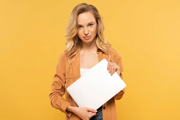 Lächelnde Blonde Frau Hält Laptop Isoliert Auf Gelb — Stockfoto