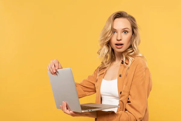 Opgewonden Jonge Vrouw Houden Laptop Geïsoleerd Geel — Stockfoto