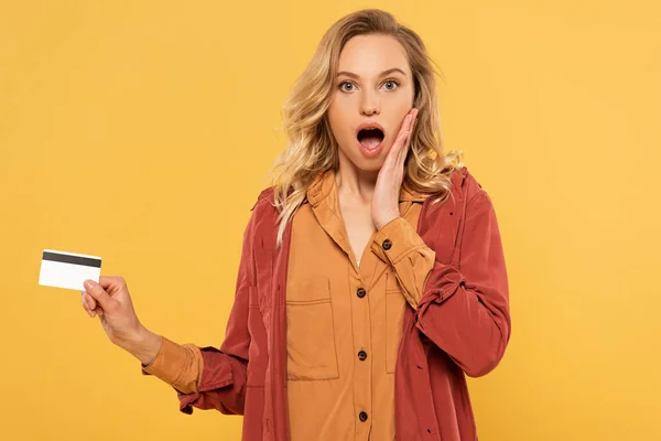 Shocked Blonde Woman Holding Credit Card Isolated Yellow — Stock Photo, Image