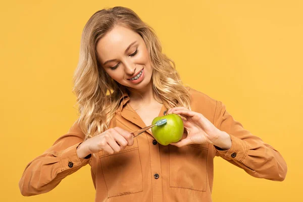 Χαμογελαστή Γυναίκα Καθαρισμού Πράσινο Μήλο Οδοντόβουρτσα Απομονώνονται Κίτρινο — Φωτογραφία Αρχείου