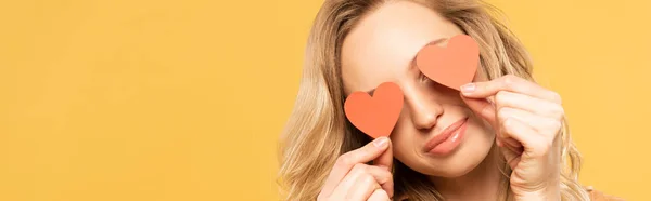 Mujer Sonriente Cubriendo Los Ojos Con Signos Corazón Papel Aislado — Foto de Stock
