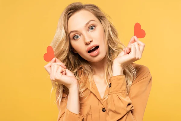 Exited Blonde Woman Holding Paper Hearts Isolated Yellow — ストック写真