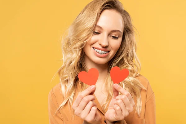 Hymyilevä Blondi Nainen Katselee Paperia Sydämet Eristetty Keltainen — kuvapankkivalokuva