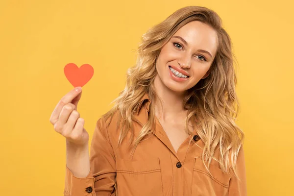 Smiling Blonde Woman Holding Paper Heart Isolated Yellow — ストック写真