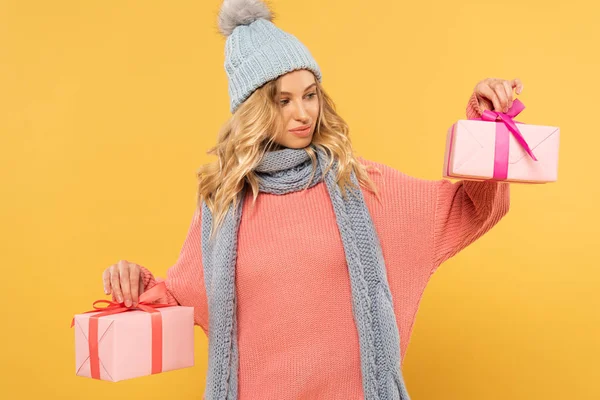 Vrouw Met Hoed Sjaal Met Geschenkdozen Geïsoleerd Geel — Stockfoto