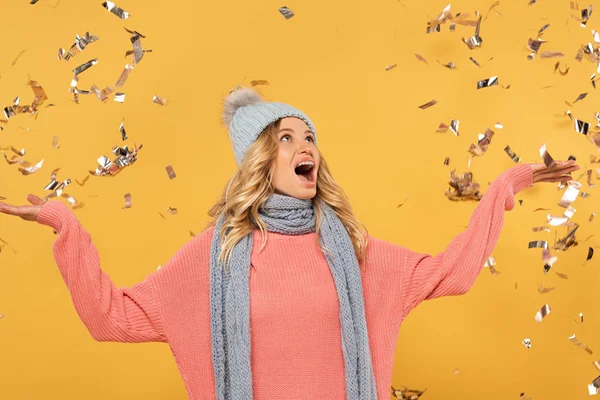 Shocked Woman Hat Scarf Falling Golden Confetti Isolated Yellow — Stock Photo, Image