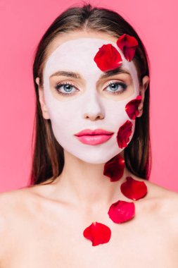 Yüzünde pembe yaprakları olan çıplak ve güzel bir kadın. 