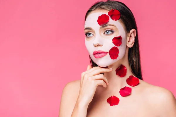 Mulher Bonita Nua Máscara Facial Com Pétalas Rosa Isoladas Rosa — Fotografia de Stock