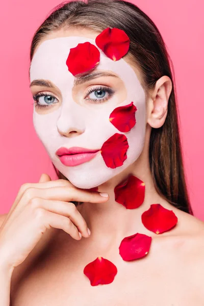 Naakt Mooi Vrouw Gezicht Masker Met Rozenblaadjes Geïsoleerd Roze — Stockfoto