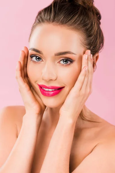 Sourire Belle Femme Aux Lèvres Roses Posant Avec Les Mains — Photo