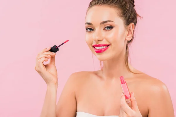 Wanita Cantik Tersenyum Dengan Bibir Merah Muda Memegang Lipgloss Terisolasi — Stok Foto