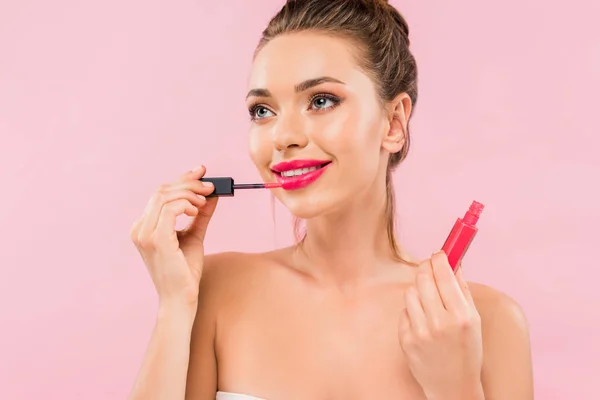 Sorrindo Mulher Bonita Nua Com Lábios Rosa Aplicando Brilho Labial — Fotografia de Stock