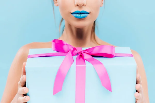 Vista Recortada Hermosa Mujer Con Labios Azules Sosteniendo Caja Regalo — Foto de Stock