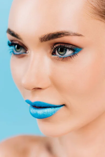 Vista Cerca Hermosa Mujer Con Maquillaje Azul Aislado Azul — Foto de Stock