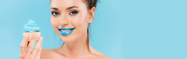Usmívající Nahá Krásná Žena Modrými Rty Cupcake Izolované Modré Panoramatický — Stock fotografie