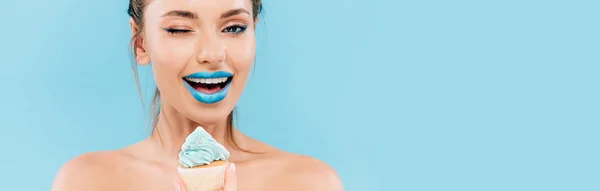 Mosolygós Meztelen Gyönyörű Kék Ajkak Cupcake Kacsintás Elszigetelt Kék Panorámás — Stock Fotó