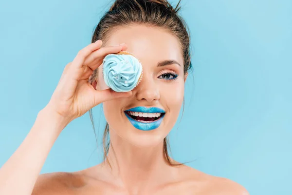 Happy Naked Beautiful Woman Blue Lips Holding Cupcake Isolated Blue — Stock Photo, Image
