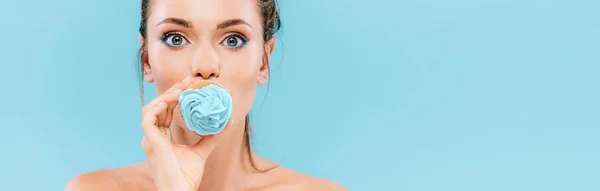 Wanita Cantik Telanjang Memegang Cupcake Mulut Terisolasi Pada Biru Tembakan — Stok Foto