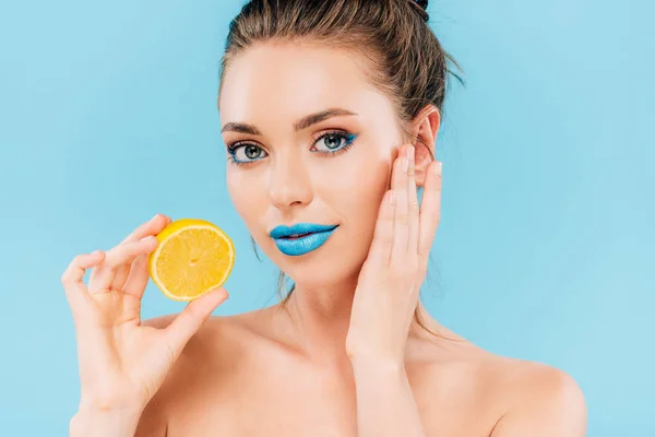 Naked Beautiful Woman Blue Lips Holding Orange Half Isolated Blue — Stock Photo, Image