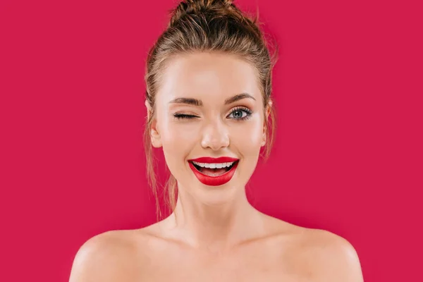 Sonriente Mujer Hermosa Desnuda Con Labios Rojos Guiño Aislado Rojo — Foto de Stock