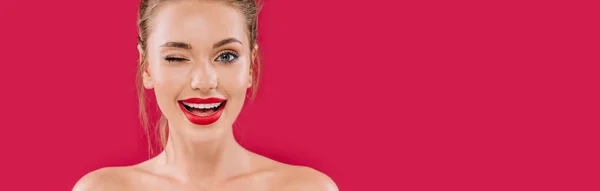 赤で隔絶されたパノラマショットで輝く赤い唇を持つ裸の美しい女性を笑顔 — ストック写真