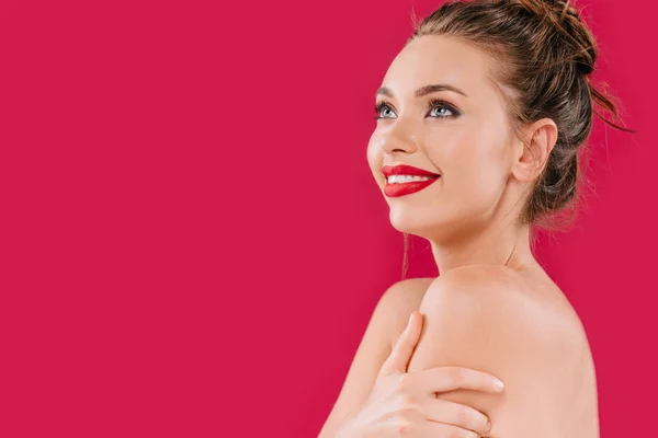 Sonriente Mujer Hermosa Desnuda Con Labios Rojos Aislados Rojo — Foto de Stock