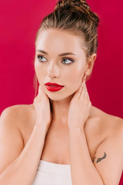 Vacker Kvinna Med Röda Läppar Poserar Med Händerna Halsen Isolerade — Stockfoto