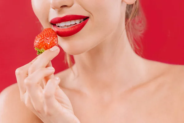 Vista Cortada Mulher Bonita Nua Com Lábios Vermelhos Segurando Morango — Fotografia de Stock